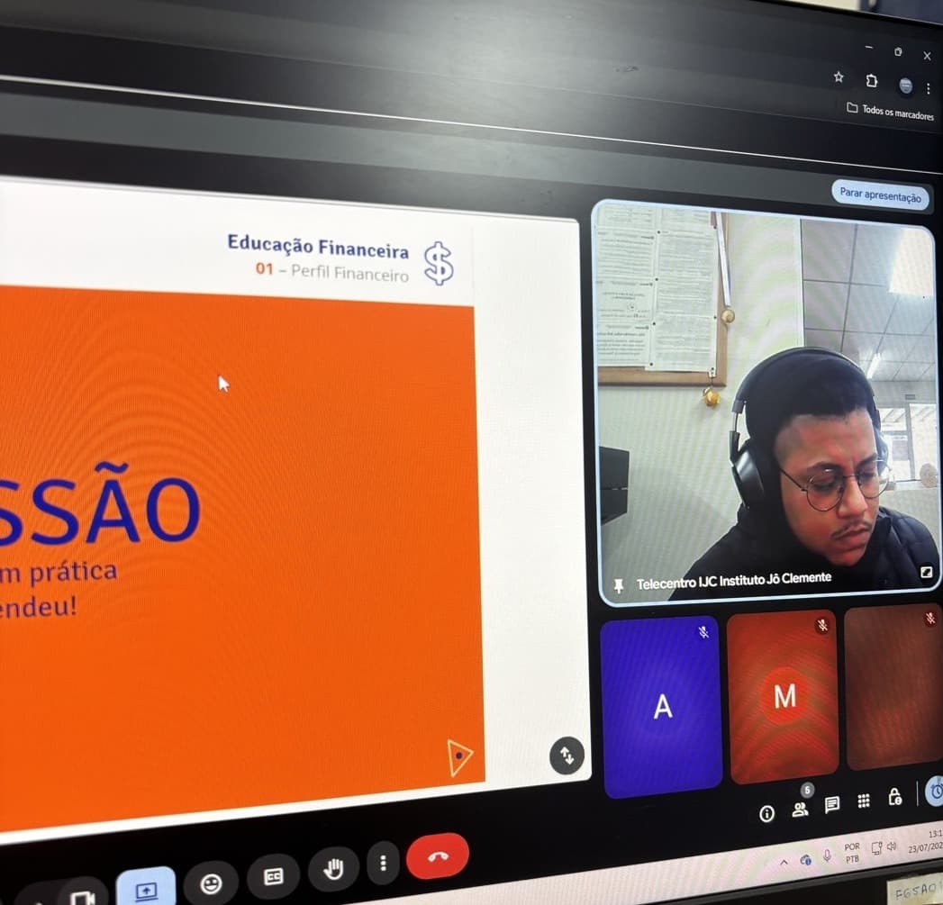 Sessão remota de educação financeira: instrutor com headset e participantes conectados