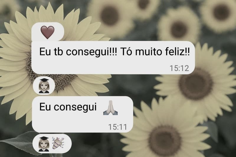 Conversa real: aluna escreve 'Eu consegui', e a colega responde 'Eu também consegui! Tô muito feliz'